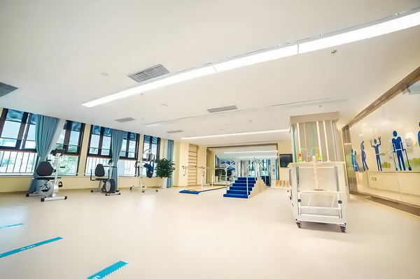 不会唱歌却开演唱会，58岁的郑伊健消费情怀？